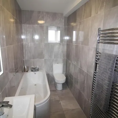Stylish Spacious 4 Bedroom House Apartment *
