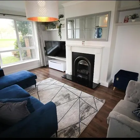 Apartment Stylish Spacious 4 Bedroom House