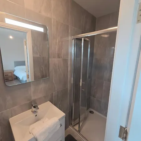 Apartment Stylish Spacious 4 Bedroom House