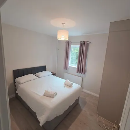 Apartment Stylish Spacious 4 Bedroom House *