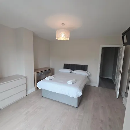 Stylish Spacious 4 Bedroom House Apartment