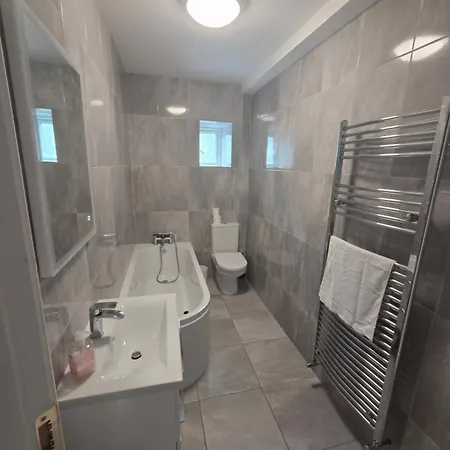 Apartment Stylish Spacious 4 Bedroom House