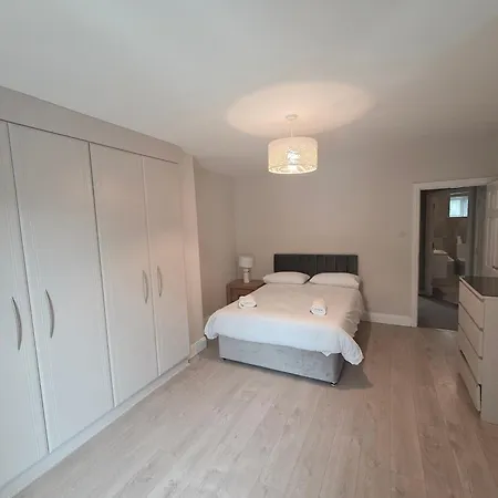 Apartment Stylish Spacious 4 Bedroom House